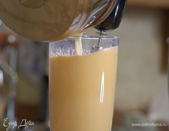 Яичные желтки с сахаром взбить блендером с насадкой-венчиком, затем, продолжая взбивать, влить молоко и взбить еще немного.