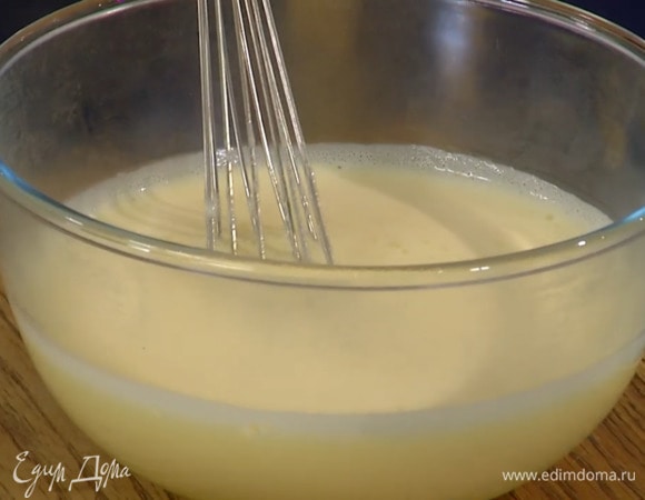 Желтково-молочную смесь перелить в кастрюлю, поместить на водяную баню и, непрерывно перемешивая венчиком, заварить крем, затем перелить его в глубокую миску и продолжать вымешивать еще некоторое время.