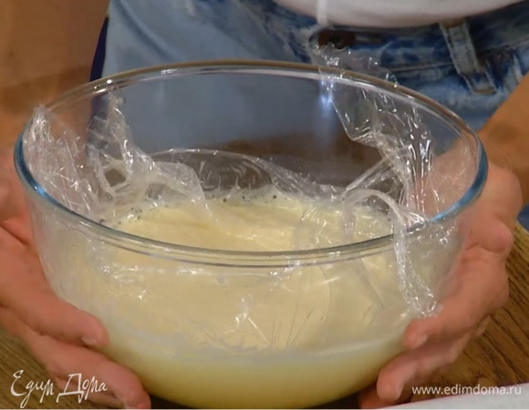 Накрыть поверхность крема пищевой пленкой и отправить в прохладное место до полного остывания.