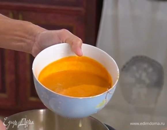 Из облепихи приготовить пюре и протереть его через сито — должно получиться 300 г.