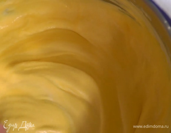 Сливки взбить в комбайне с помощью насадки-венчика, добавить к ним охлажденный крем, облепиховое пюре и вымешать все лопаткой.