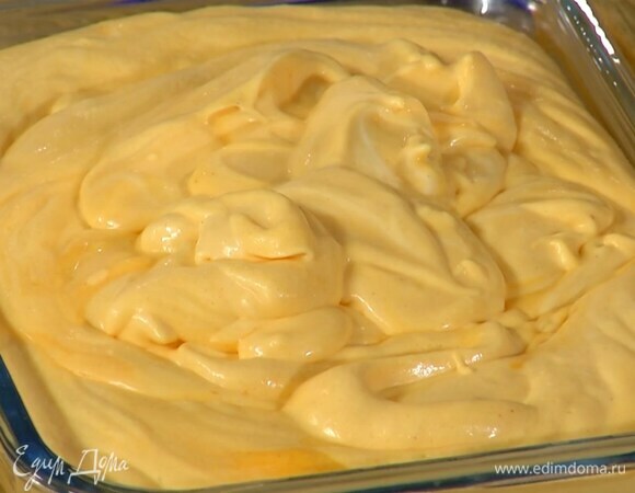 Перелить массу в стеклянный контейнер крышкой и отправить в морозилку застывать.