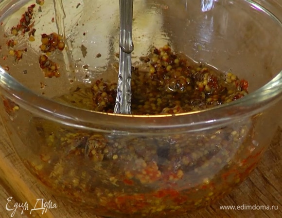 Приготовить маринад: прованские травы, паприку, базилик и чили всыпать в небольшую миску, посолить, поперчить, добавить горчицу и оливковое масло, все перемешать.