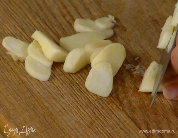 Чеснок почистить и нарезать пластинками.