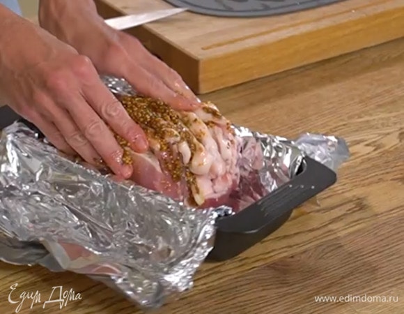Узкую форму для выпечки выстелить фольгой, так чтобы края свешивались, выложить свинину и завернуть в фольгу.