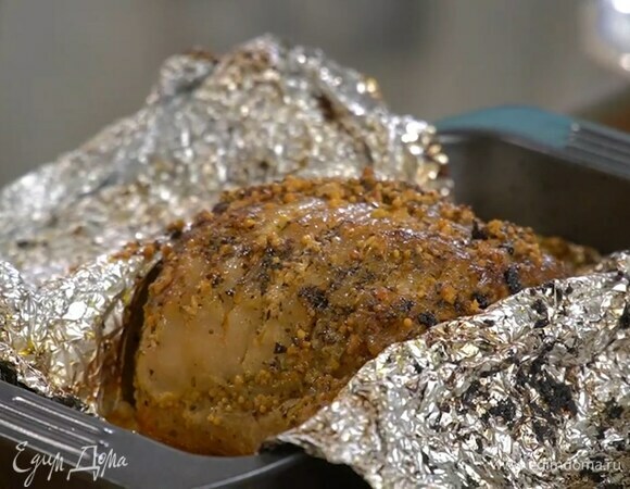 Запекать в разогретой духовке примерно 1 час.