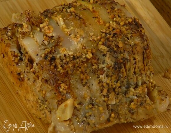 Готовое мясо переложить на деревянную поверхность или прогретую тарелку и полить выделившимся соком.