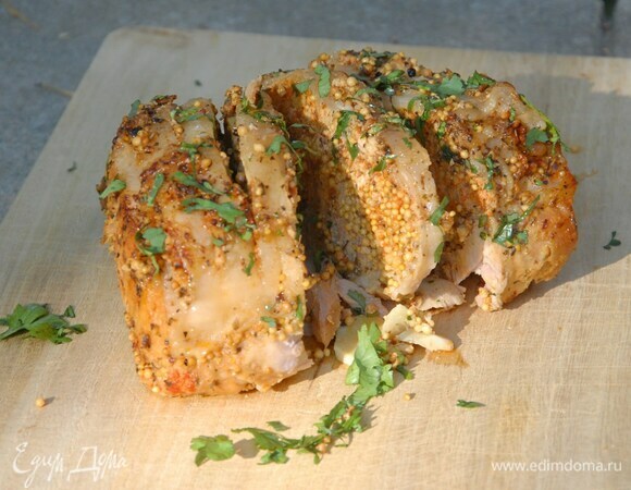 Кинзу мелко порубить и посыпать мясо.