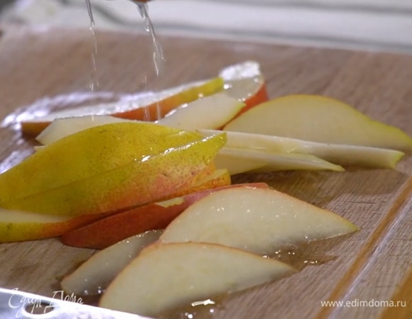 Грушу, удалив сердцевину, нарезать дольками и полить половиной лимонного сока.