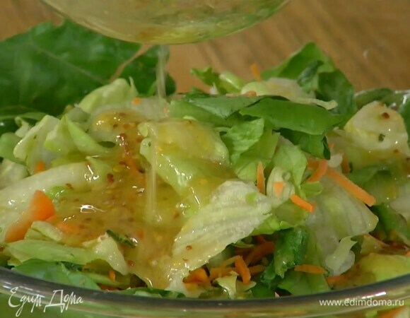 Нарезанные груши, огурцы и фенхель выложить в салатник, добавить салатные листья и смазать все заправкой.