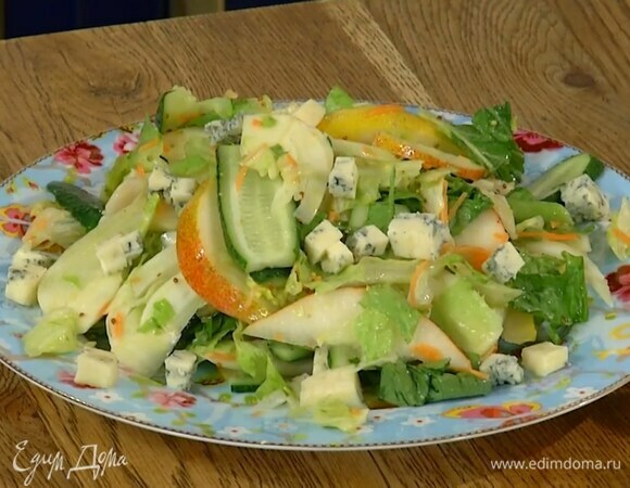 Горгонзолу нарезать маленькими кубиками и выложить на салат.мммммм