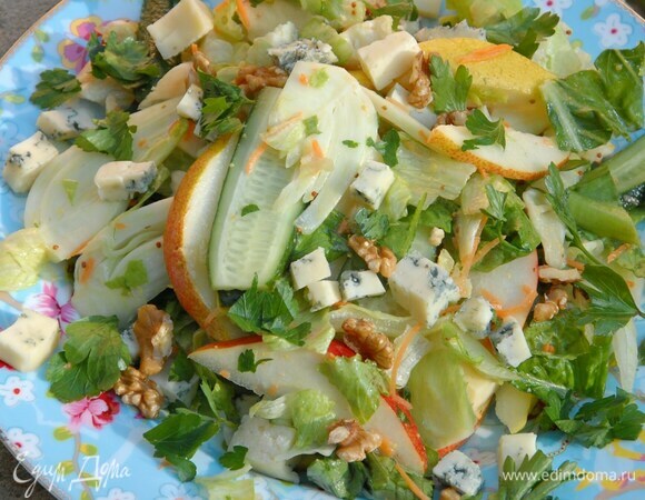 Украсить салат поломанными руками грецкими орехами и листьями петрушки.