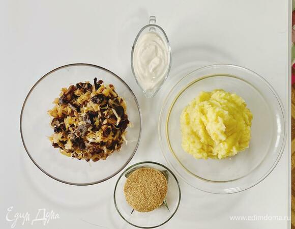 Сварить очищенный картофель, откинуть, просушить, сделать пюре, заправить сливочным маслом и яичными желтками (по желанию). Приготовить овощной фарш по вкусу. Грибной фарш готовится так: лук пассеровать до полуготовности, добавить нарезанные грибы, довести до готовности.