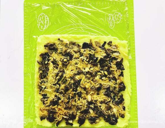 Выложить на влажную салфетку или мокрый целлофан, или на любой кулинарный коврик, разровнять. На середину этой большой лепешки положить овощной, грибной фарш.