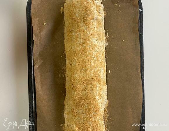 Сформировать рулет, переложить на смазанный маслом противень или на бумагу для выпечки швом вниз. Верх смазать сметаной (можно майонезом), посыпать панировочными сухарями, сбрызнуть растопленным сливочным маслом, проколоть в 2–3 местах, чтобы не было трещин при выпечке. Выпекать минут 15 при температуре 160°C, до золотистой корочки.