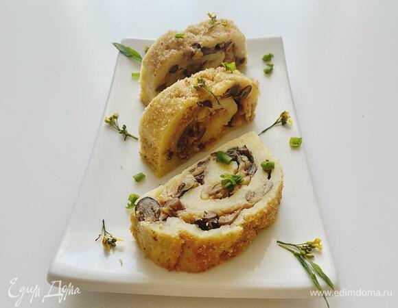 Дать рулету отдохнуть, остыть. Подавать теплым. На следующий день рулет еще вкуснее, отлично держит форму и легко режется. Приятного аппетита!