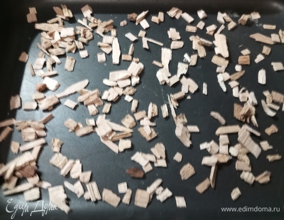 В форму на дно можно выложить немного щепы.