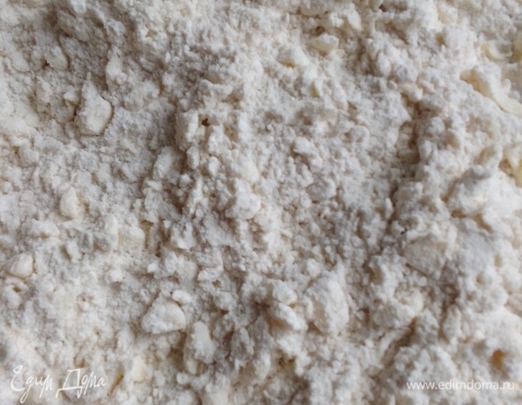 Тесто. Сливочное масло жирностью 82,5% нарезать на кубики со стороной примерно 1 см. Положить в морозильную камеру на 15 минут, дольше не требуется, перемороженное масло здесь не подходит. Просеять муку вместе с солью и мелким сахарным песком на доску, на которой будете рубить тесто ножом. Воду (она должна быть ледяной) убрать в морозильную камеру. К просеянной муке добавить масло, порубить, я пользуюсь для этого двумя ножами, можно ножом и металлической лопаточкой, размер кусочков масла в муке должен быть с половинку горошины.