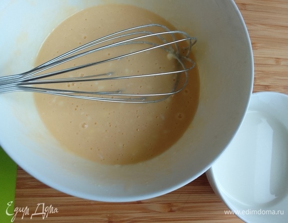 Приготовить крем. Масло заранее вынуть из холодильника, смешать с сахарной пудрой. Добавить яйца, перемешать венчиком до однородного состояния, добавить сливки, перемешать.