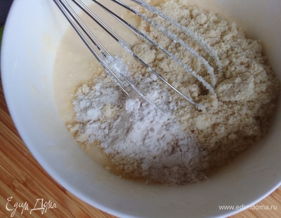 Добавить пшеничную и миндальную муку, перемешать до однородного состояния. Хорошо, если вы добавите в крем стручок ванили (я не добавляла). Для этого надо прокипятить его со сливками и дать затем сливкам остыть. Покрыть поверхность миски пищевой пленкой, убрать в холодильник до использования.