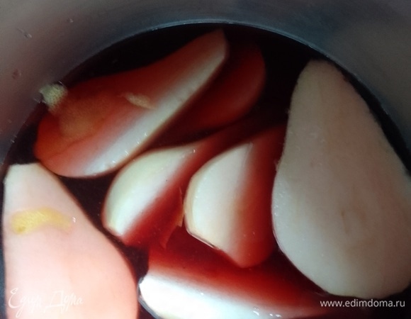 Груши почистить овощечисткой, нарезать на половинки. В раствор красного сухого вина (можете взять белое сухое вино в пропорции 1:1 с водой), воды, лимонного сока и сахара погрузить груши, проварить их на медленном огне, время варки зависит от того, твердые груши или мягкие. Если твердые, варите чуть дольше. Они должны лишь немного смягчиться, а не превратиться в «кашу».