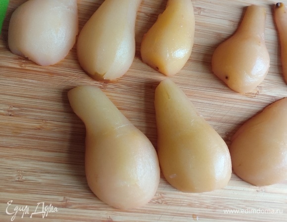 Вынуть груши из раствора, положить на доску, промокнуть полотенцем, дать остыть и просохнуть. Вынуть сердцевины с помощью чайной ложки. Половинки груш нарезать поперек на дольки.