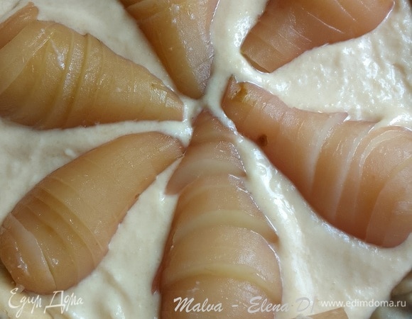 Разогреть духовку до 180°C. На тесто поместить крем, разровнять. Крем не должен доходить до краев формы с тестом, в процессе выпечки его объем увеличится. Каждую половинку груши аккуратно с помощью ножа перенести на крем, разместив таким образом, как показано на фото. Отправить форму в духовку на 35–40 минут, до появления золотистой корочки.