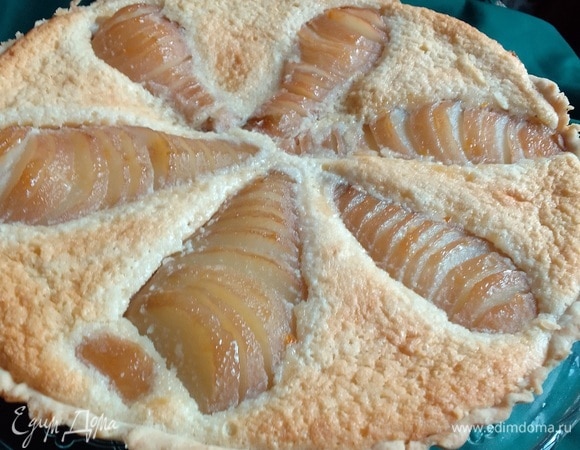 Вынуть тарт из духовки. Дать немного остыть. Вынуть из формы с помощью пергаментных полосок. Покрыть груши абрикосовым джемом с помощью кисточки. Если джем густой, можете прогреть его на плите предварительно с небольшим количеством воды.