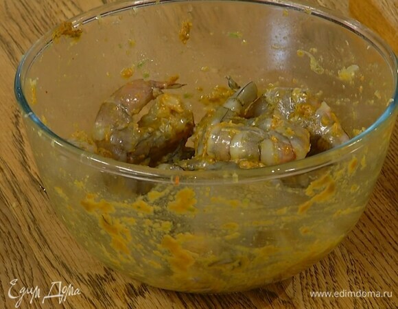 Замариновать креветки: добавить к ним цедру и сок лайма, мисо-пасту, натертый имбирь, влить оливковое масло, посыпать сахаром, солью, перцем чили и все перемешать.