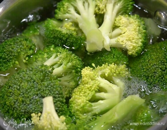 Брокколи разобрать на соцветия и, срезав грубые черенки, отварить в кипящей воде до состояния аль денте, затем слить и обдать ледяной водой.