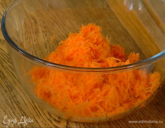 Морковь почистить и натереть на мелкой терке.