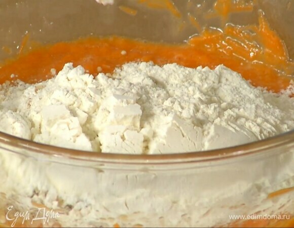 К моркови добавить яйца и сахар, влить оливковое и растопленное сливочное масло, все перемешать, затем всыпать муку с орехами и вымешать тесто.