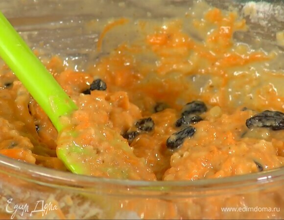 Изюм промыть и замочить в кипятке, чтобы он слегка размяк, затем, слив воду, вмешать его в тесто.