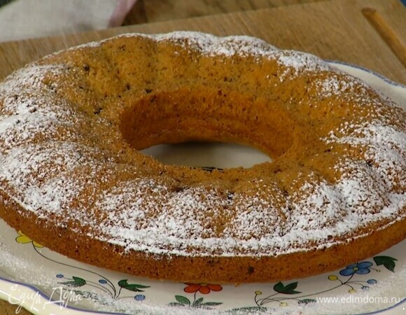 Готовое кольцо остудить, вынуть из формы и посыпать сахарной пудрой.