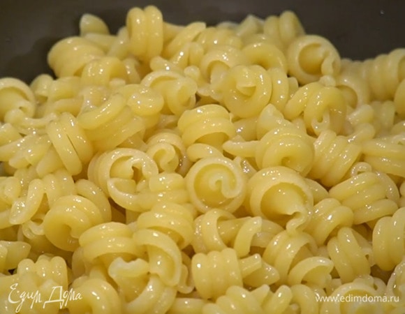 Фунгетти отваривать в подсоленной воде на минуту меньше, чем указано на упаковке, затем воду слить и сохранить.