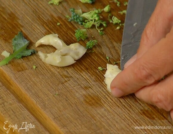 Зубчик чеснока почистить и удалить горькую сердцевину.