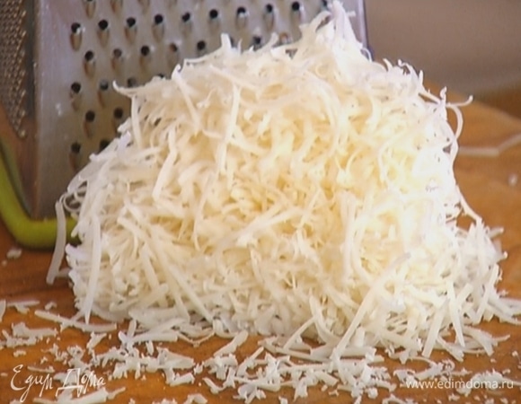 Весь пекорино натереть на мелкой терке.