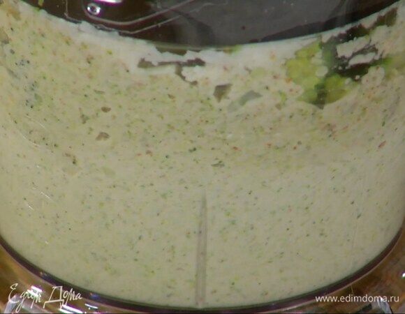 Приготовить соус: отваренную брокколи и большую часть натертого сыра поместить в чашу блендера, добавить орехи, анчоусы и чеснок, влить 3–4 ст. ложки оливкового масла, выжатый из половинки лимона сок, все поперчить и взбить.