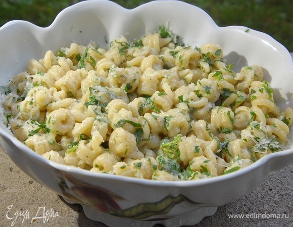 Переложить пасту в глубокую миску, посыпать измельченной зеленью и оставшимся сыром.