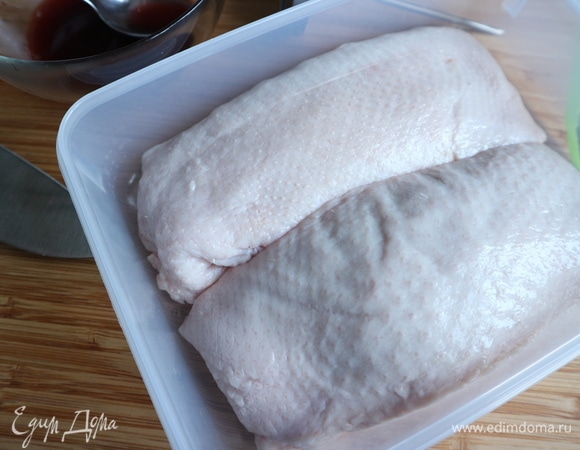 Утиные грудки достать из холодильника.