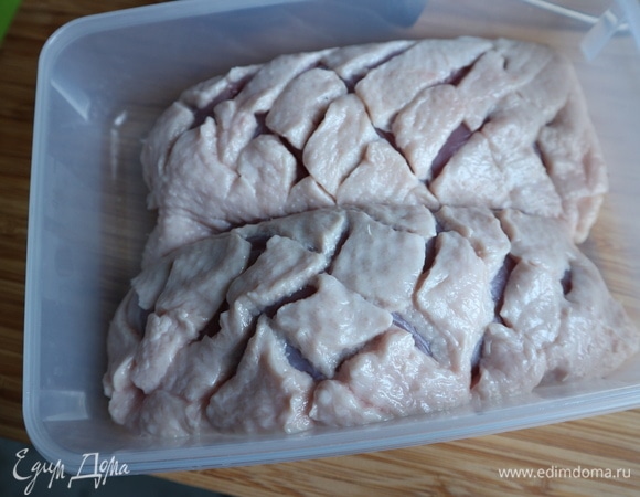 Острым ножом сделать ромбовидные насечки среднего размера на коже утки, мясо не прорезать, а только кожу.