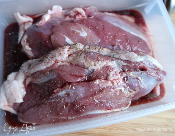 Приготовить маринад. Утиные грудки посолить, поперчить с двух сторон, добавить итальянские травы. Смешать мед с красным сухим вином, добавить корицу. Смазать этим раствором утиные грудки. Оставить мариноваться на 30 минут. Несколько раз перевернуть.