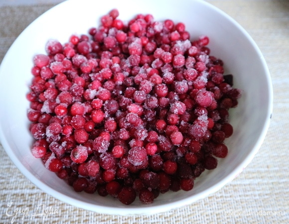 Приготовить брусничный соус. Разморозить бруснику при комнатной температуре.