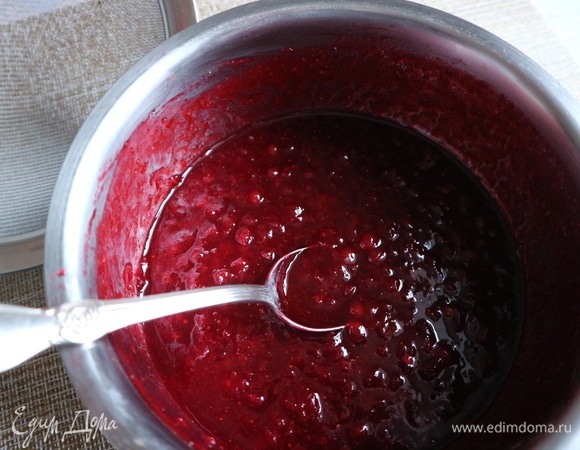 Проварить бруснику с сахаром в толстостенной посуде на медленном огне, помешивая, минуты 4, воды не добавлять, положить специи, добавить вино, проварить еще минуты 3, помешивая.