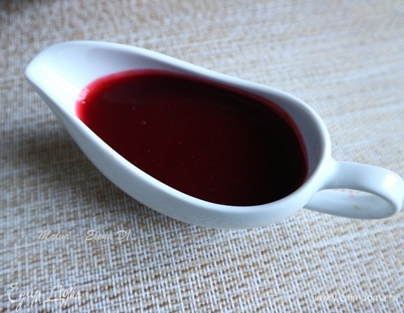 Дать остыть до теплого состояния, пропустить через мелкое сито. Соус получится насыщенный, яркий, с нотками корицы и едва уловимым ароматом вина. Консистенция жидкой сметаны.