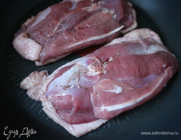 Духовку прогреть до 200°C. Вынуть утиные грудки из маринада, промокнуть полотенцем, дать полежать несколько минут, лишняя жидкость нам не нужна. Положить грудки кожей вниз на холодную антипригарную сковородку. Масло на сковородку не добавлять. Надо вытопить с филе жир, а не запечатать поры.