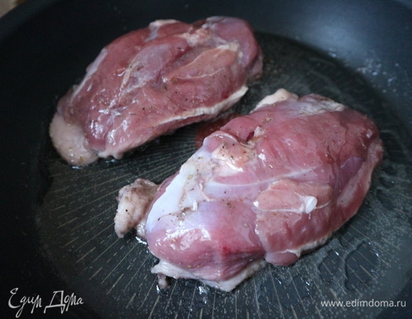 Через несколько минут огонь чуть увеличить. Вытапливаем жир. Периодически, наклонив слегка сковороду, поливать утиное филе вытапливаемым жиром. У меня на эту процедуру ушло 8 минут. Перевернуть филе утки на другую сторону, продолжить поливать периодически утиную грудку жиром. Время нахождения утиного филе на сковороде со стороны кожи значительно больше, чем с другой стороны (в 2–3 раза). У меня ушло на обжарку второй стороны 4 минуты. Вам может хватить на 1–2 минуты больше или меньше. Это зависит от размера филе, толщины подкожного жира. Вытопленный жир не выбрасывать, слить в банку, после остывания убрать в холодильник до использования. Можно на нем картошку пожарить или как-то иначе употребить.