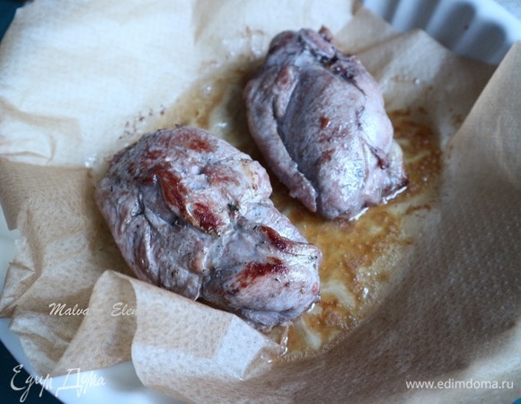 Поместить в духовку форму, чтобы она тоже прогрелась. Вынуть форму, застелить пекарской бумагой (можно готовить на противне, застеленном пекарской бумагой). Поместить филе утки кожей вниз в форму, отправить в духовку примерно на 10 минут (плюс–минус 2 минуты). Температуру в духовке я понизила на 10°C через несколько минут (до 190°C). Готовность проверить термометром-щупом для мяса, проткнув им самую широкую часть филе. Температура внутри утиной грудки должна быть 70°C.