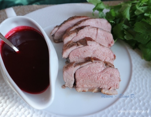 После приготовления дать утиным грудкам отдохнуть минуты 3–4. Не резать на куски сразу, чтобы не вытек сок. Приятного аппетита!