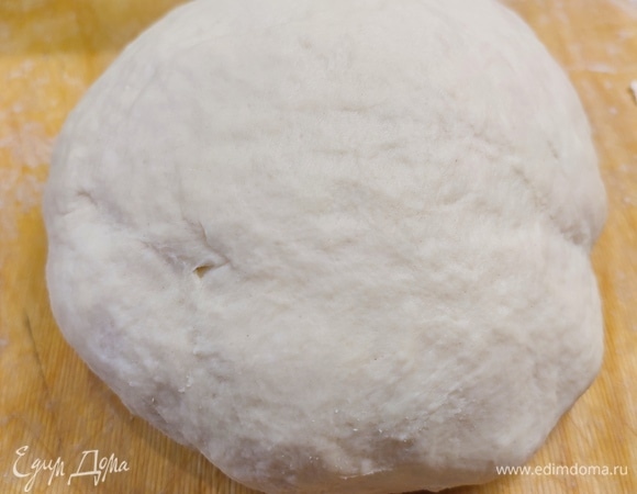 В теплую воду добавить сахар и дрожжи. Размешать и дать постоять 10 минут. Потом добавить соль и муку. Муку добавляйте постепенно, т. к. может уйти ее меньше. Главное — тесто хорошо вымесить. Оставить на 1 час в теплом месте для подъема.